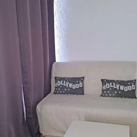 Maison Climatisée Avec 3 Chambres, Terrasse Et Jardin Proche Du Centre-ville Et Commerces - Les Bleuets D'azur *
